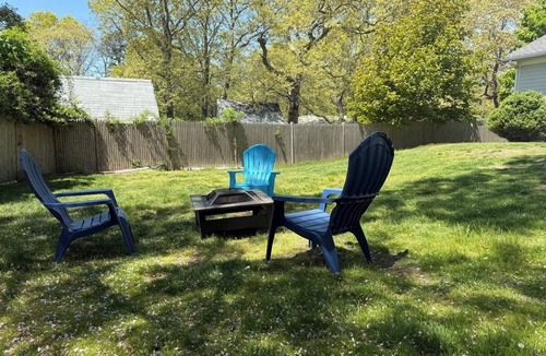 Teaticket House | Falmouth l Walk to Private Beach & Fenced in Yard