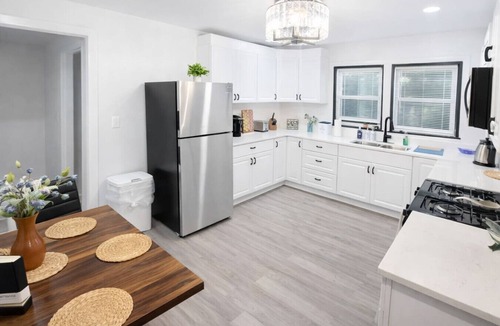 Mayfield Heights House | Family 3BR Home King Bed Close to Everything