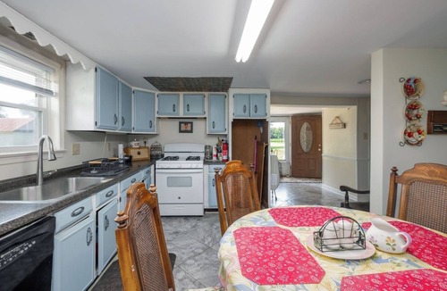 Delmar House | Family 5BR Home – Pets OK, Big Yard and Grill