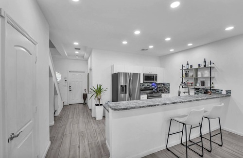 Highland Garden House | Family and Dog Friendly Townhouse, near to the Beach, build in Sauna & Gym,EV ch