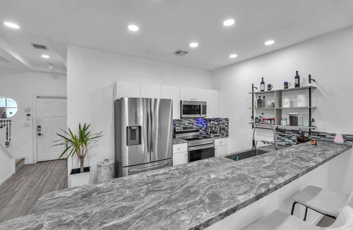 Highland Garden House | Family and Dog Friendly Townhouse, near to the Beach, build in Sauna & Gym,EV ch