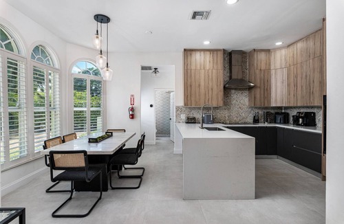 Hillsboro Pines Villa | Family estate w/private pool & basketball court