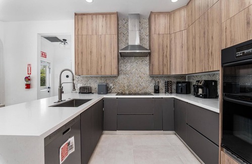 Hillsboro Pines Villa | Family estate w/private pool & basketball court