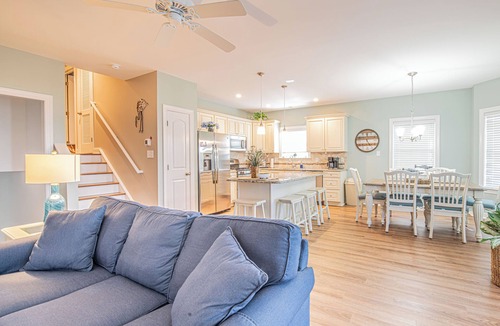 South End Condo | Family-Friendly 4BR/2.5BA, sleeps 10 - Perfect Escape for Family Linens Included
