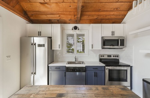 Tisbury House | Family Friendly 5 Bedroom, Walk to Town, Beach & Ferry