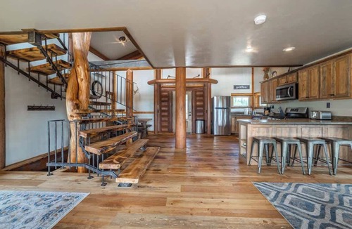 Coram Ski Chalet | Family-Friendly Chalet:BBQ, WiFi,Games& Mtn Views!