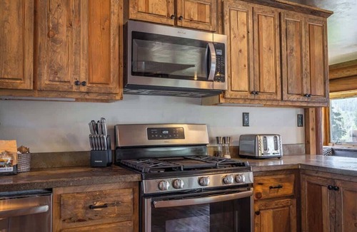 Coram Ski Chalet | Family-Friendly Chalet:BBQ, WiFi,Games& Mtn Views!
