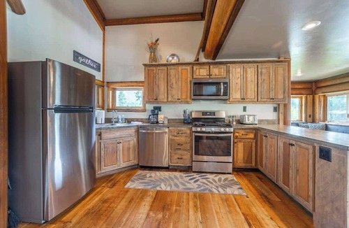 Coram Ski Chalet | Family-Friendly Chalet:BBQ, WiFi,Games& Mtn Views!