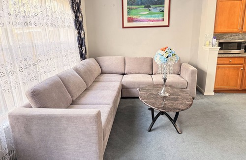 Laurel House | Family-friendly, Quiet, and Gated 3-bedroom Townhouse in Central Richmond
