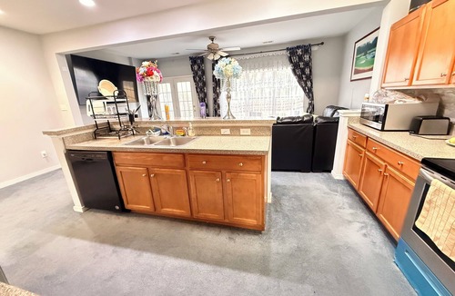 Laurel House | Family-friendly, Quiet, and Gated 3-bedroom Townhouse in Central Richmond