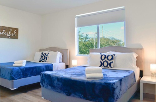 Golden Glades Apartment | Family-Friendly Townhouse Getaway Near Top Attractions