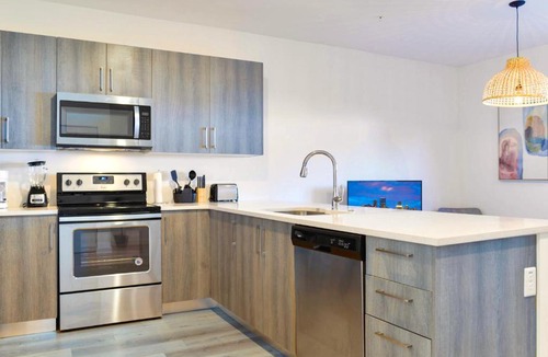 Golden Glades Apartment | Family-Friendly Townhouse Getaway Near Top Attractions