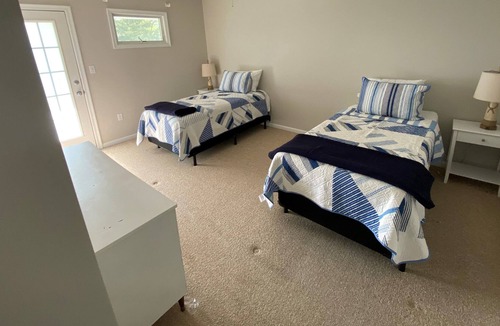 Country Club Estates House | Family friendly, east of route 1, and walkable to town & beach