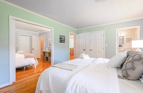 White Stone House | Family Getaway w Dock Kayaks Firepit & More