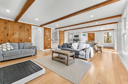 Tisbury House | Family Getaway Walkable to Town