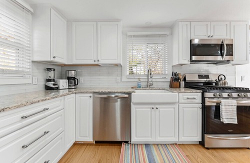 Tisbury House | Family Getaway Walkable to Town