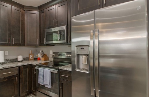 Hampton House | Family or Business - Sleeps 30, less than 1/4 mile Buckroe Beach!
