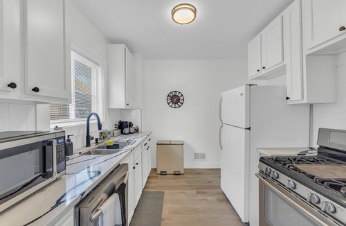 Cleveland Apartment | Family-owned 3BR Near Cleveland Clinic with AC, Parking, Wi-Fi, and much more