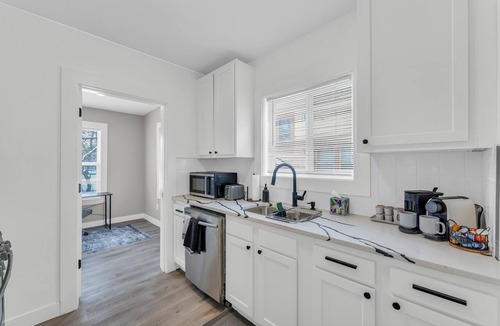 Cleveland Apartment | Family-owned 3BR Near Cleveland Clinic with AC, Parking, Wi-Fi, and much more