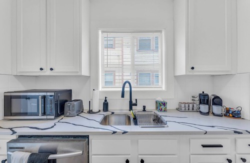 Cleveland Apartment | Family-owned 3BR Near Cleveland Clinic with AC, Parking, Wi-Fi, and much more