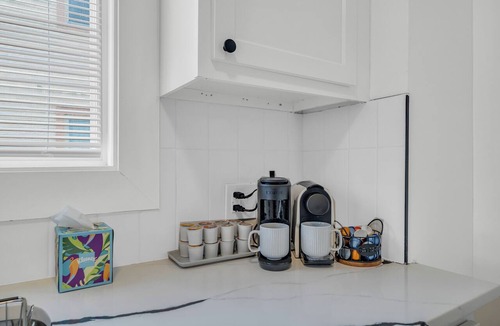 Cleveland Apartment | Family-owned 3BR Near Cleveland Clinic with AC, Parking, Wi-Fi, and much more