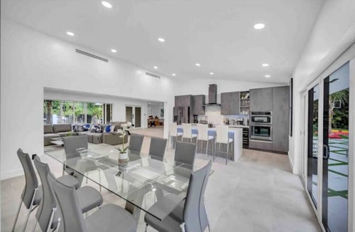 North Miami House | Family Resort HeatedPool Hot Tub Grill Basketball