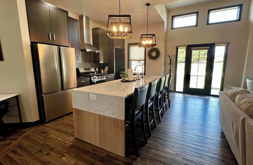 Sugarcreek House | Family Reunion Lodge w/Indoor Recreation Spaces