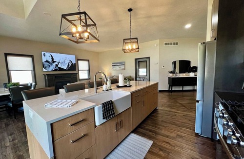 Sugarcreek House | Family Reunion Lodge w/Indoor Recreation Spaces