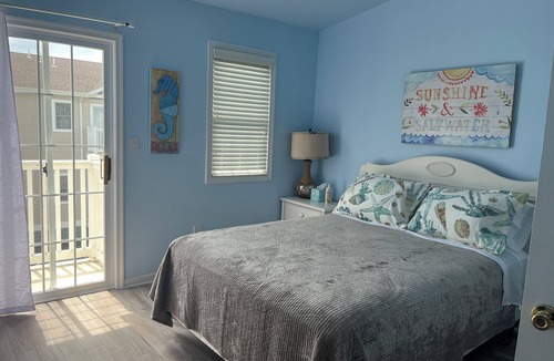 Wildwood Condo | Family Sized Top Floor Condo with Marina-View!