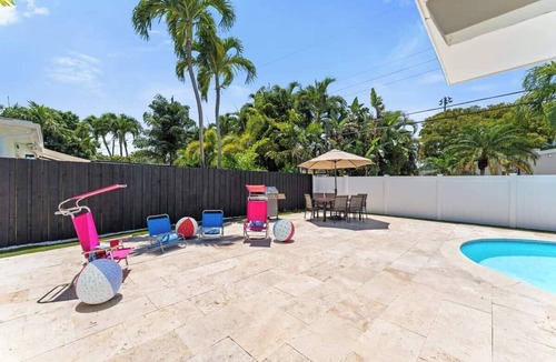 Middle River Terrace House | Family Splash Escape