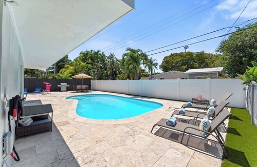 Middle River Terrace House | Family Splash Escape