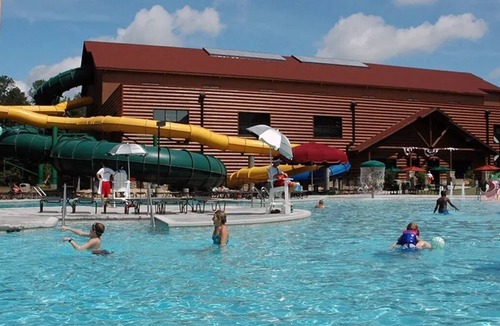 Williamsburg Apartment | FAMILY SUITE SLEEPS 6 GREAT WOLF LODGE FREE WATERPARK MASSIVE SLIDES LAZY RIVER