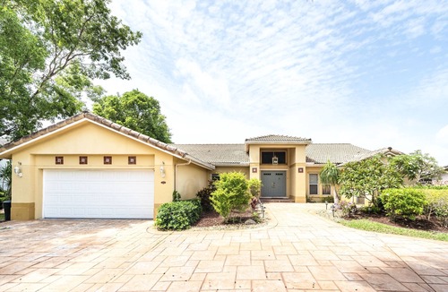 Plantation House | Family Vacation-Private Heated Pool, 2 King Beds, 3 full baths, BBQ, Beach, MAJOR INTERNATIONAL SPORTING EVENT
