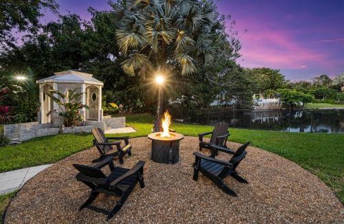 Davie Villa | Family villa w heated pool gameroom fire pit