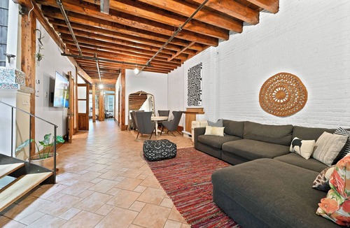Bowery House | Fantastic 6-bedroom townhome with AC in vibrant New York