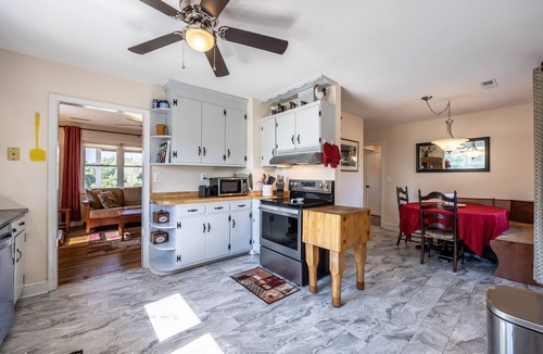Pratts House | Farmhouse close to Wedding venues, Wineries, breweries, shops. Dogs welcome!