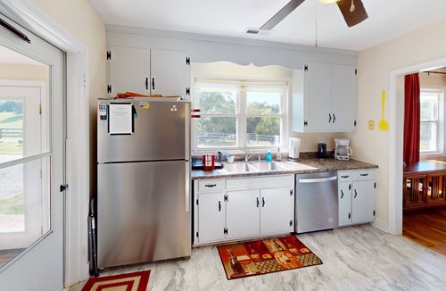 Pratts House | Farmhouse close to Wedding venues, Wineries, breweries, shops. Dogs welcome!