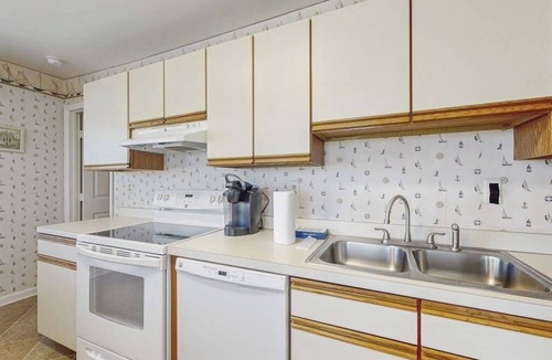 Fenwick Island Condo | Fenwick Island Condo on 2nd Floor w/Free WiFi, Washer/Dryer, Central AC, & Cable
