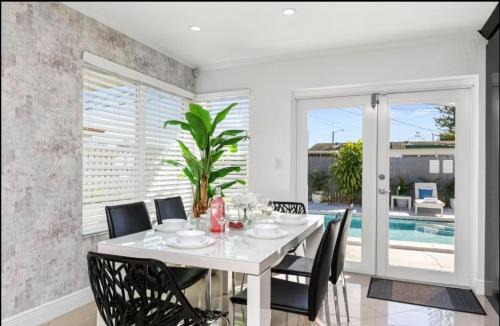 Driftwood House | FIFA 2026 - Near HardRock Stadiums - 3B Pool Home - King Bed - Grill - Ping Pong