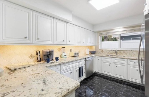 Santa Barbara Estates House | FIFA Beach House Hot Tub & Tiki Bar, Walk to Beach