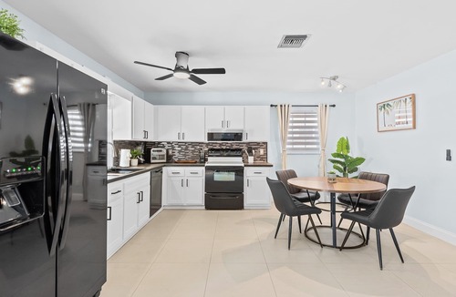 Dania Beach House | FIFA Perfect Pool Oasis w/Tiki Bar Near Hard Rock Casino