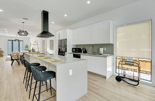 Coral Way House | FIFA Perfect | Radiance: Modern Design & Poolside Escape