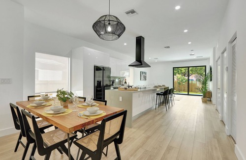 Coral Way House | FIFA Perfect | Radiance: Modern Design & Poolside Escape