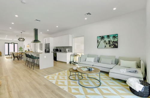 Coral Way House | FIFA Perfect | Radiance: Modern Design & Poolside Escape