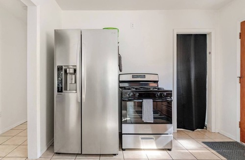 South Gate House | FIFA Ready! Arcade, Living Room AC, Near SoFi + Parking