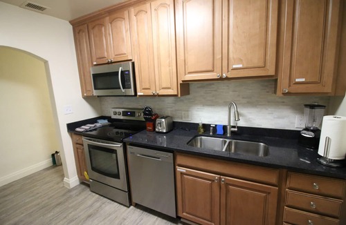 Little Ranches Apartment | Fillmore Suite A: Spacious/Laundry/2br/Gourmet Kitchen/Wi-Fi/OLED 55" TV