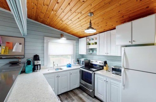 Avon Cottage | Finlandia: 3BR Avon cottage. Dog-friendly - steps from pristine beach!