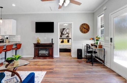 Kinston House | Fire Pit Private Yard 2 En-Suites Work Ready Sleep 5
