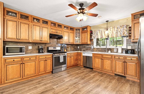 Dingmans Ferry House | Fire Pit-Theater-Arcades-Hot Tub-Dogs Welcome