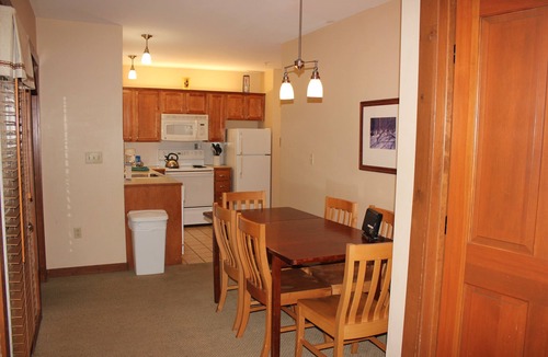Edray Condo | First Floor Allegheny Springs with Private Entrance-free pool use,slopeside,A/C